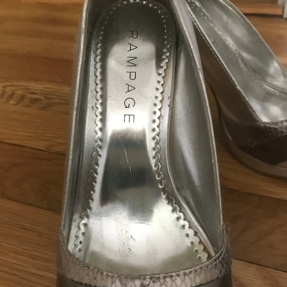 Amazing Silver Pumps - Picture 3 of 5